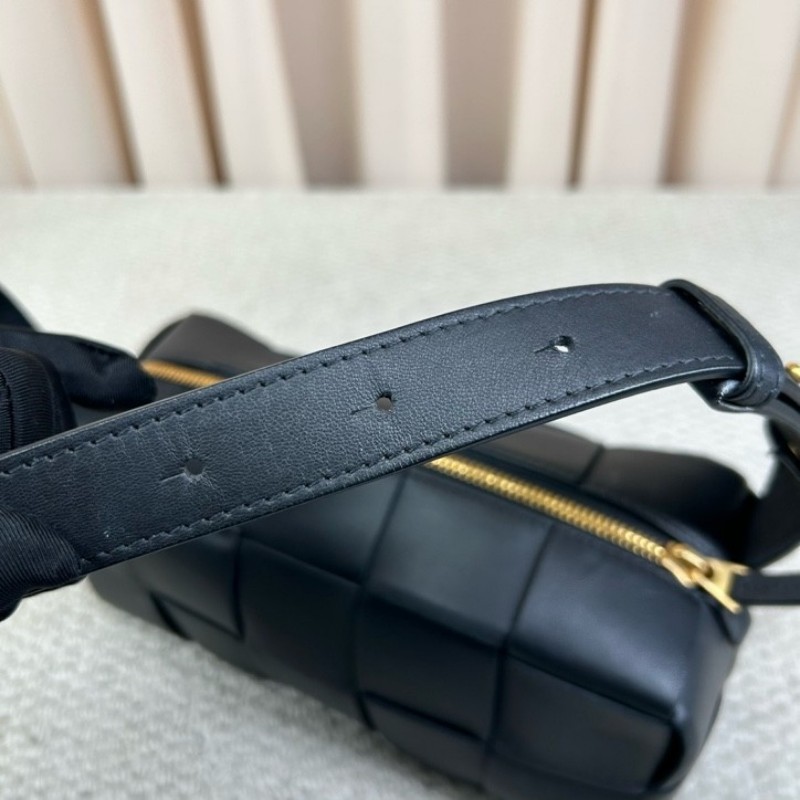 BV葆蝶家黑色brick cassette枕頭編織包 經典編織 容量實用 可單肩可手提 日常通勤百搭-17