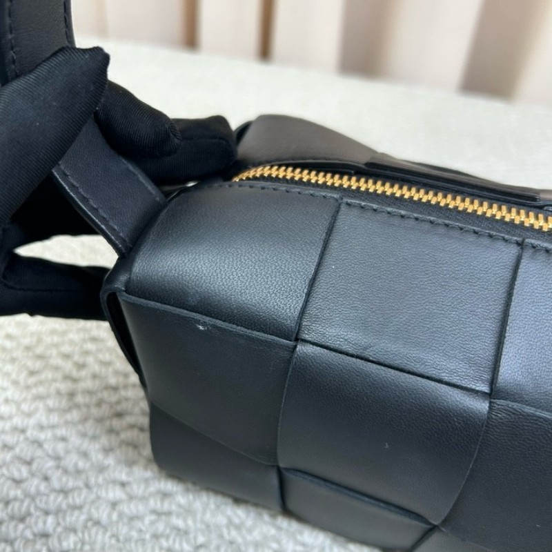 BV葆蝶家黑色brick cassette枕頭編織包 經典編織 容量實用 可單肩可手提 日常通勤百搭-18