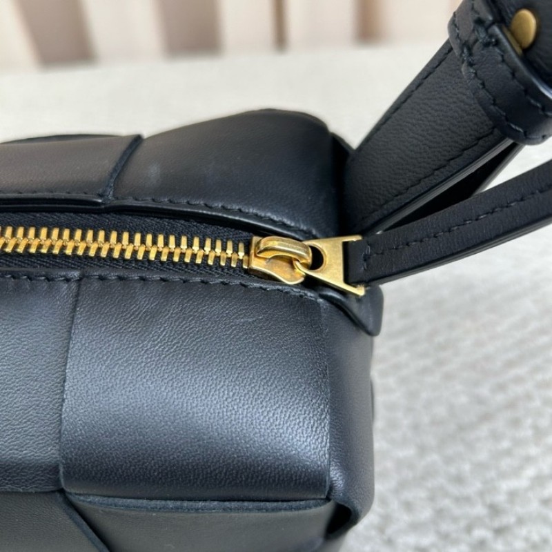 BV葆蝶家黑色brick cassette枕頭編織包 經典編織 容量實用 可單肩可手提 日常通勤百搭-19