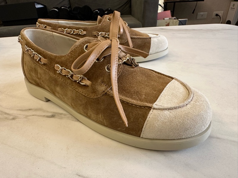 Chanel 棕色圓頭麂皮休閒鞋-1