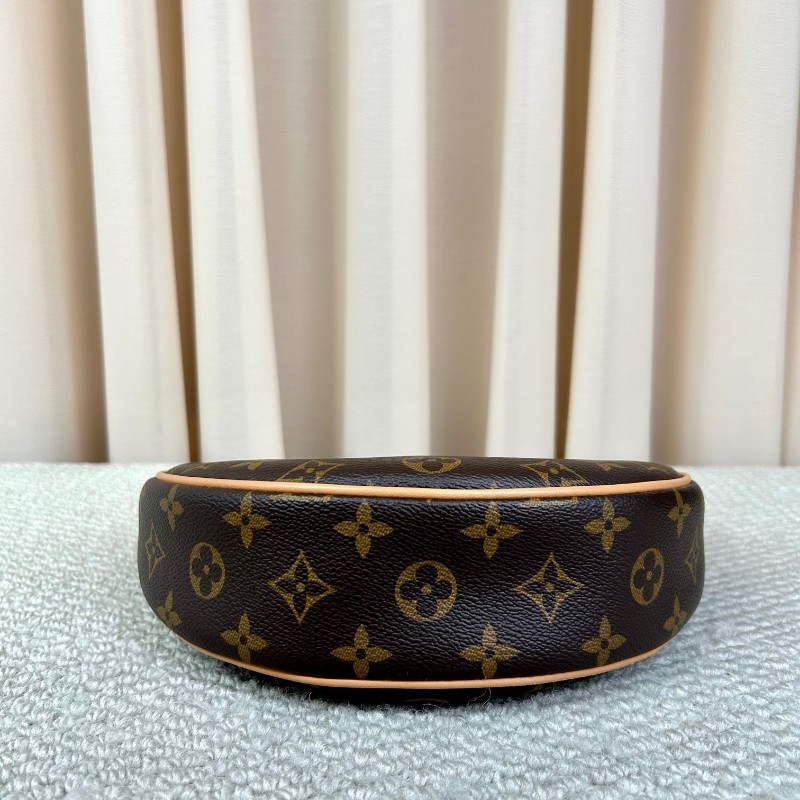 LV路易威登老花豌豆月亮包 老花配棕色邊框 金色鏈條裝飾 容量實用 日常百搭 可腋下背 斜挎 手提 單肩多種背法隨心切換-4