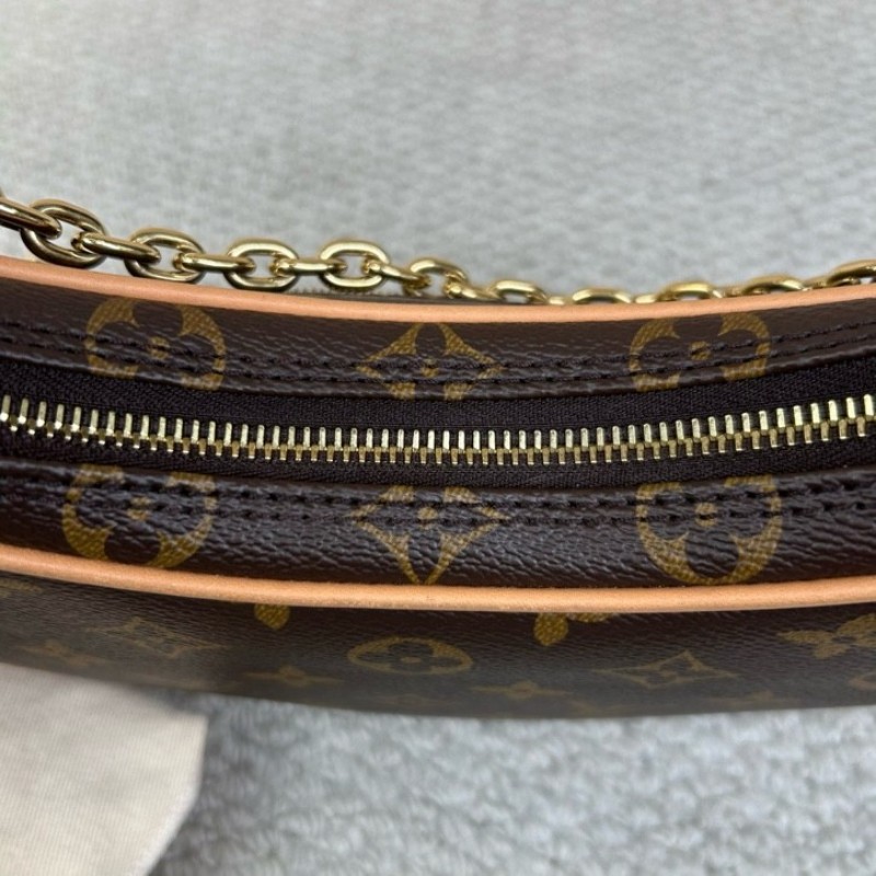 LV路易威登老花豌豆月亮包 老花配棕色邊框 金色鏈條裝飾 容量實用 日常百搭 可腋下背 斜挎 手提 單肩多種背法隨心切換-19