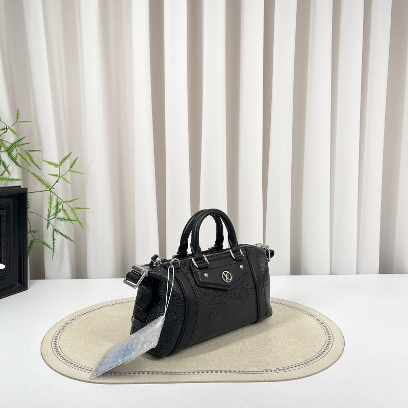 LV路易威登 晶片款 biker黑銀機車包 很適合日常輕便攜帶 融合了柔韌性與優雅風格-2