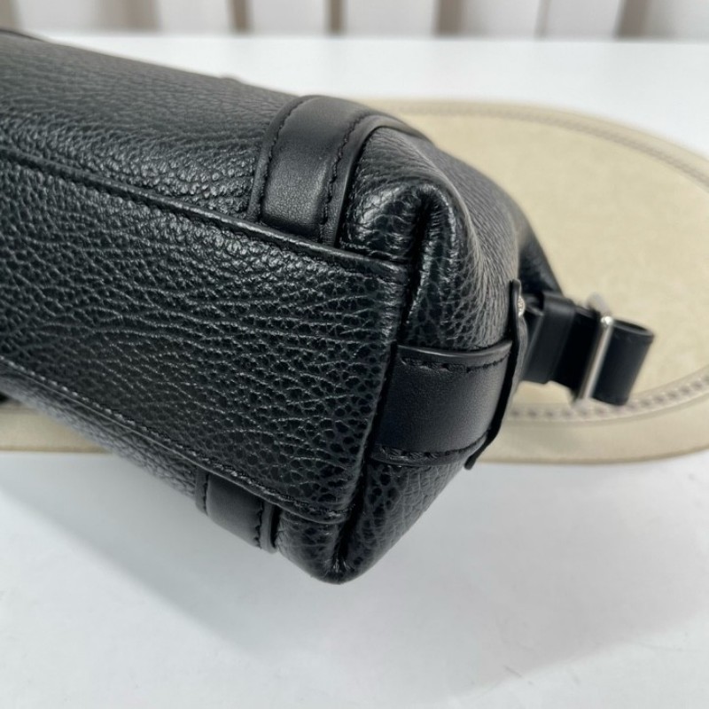 LV路易威登 晶片款 biker黑銀機車包 很適合日常輕便攜帶 融合了柔韌性與優雅風格-9