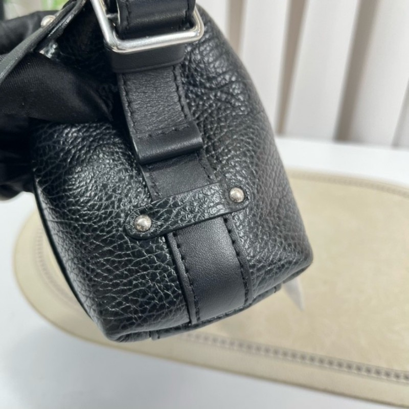 LV路易威登 晶片款 biker黑銀機車包 很適合日常輕便攜帶 融合了柔韌性與優雅風格-13