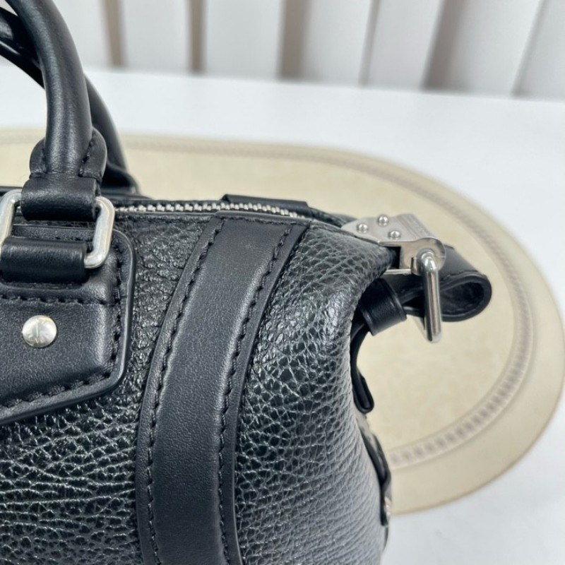 LV路易威登 晶片款 biker黑銀機車包 很適合日常輕便攜帶 融合了柔韌性與優雅風格-16