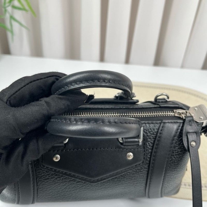 LV路易威登 晶片款 biker黑銀機車包 很適合日常輕便攜帶 融合了柔韌性與優雅風格-18