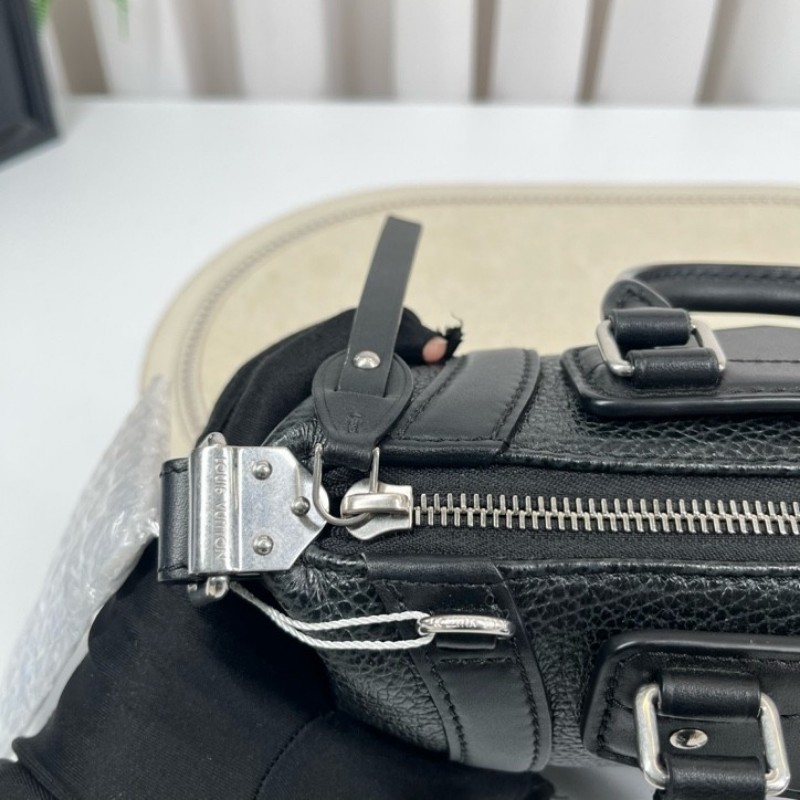 LV路易威登 晶片款 biker黑銀機車包 很適合日常輕便攜帶 融合了柔韌性與優雅風格-21