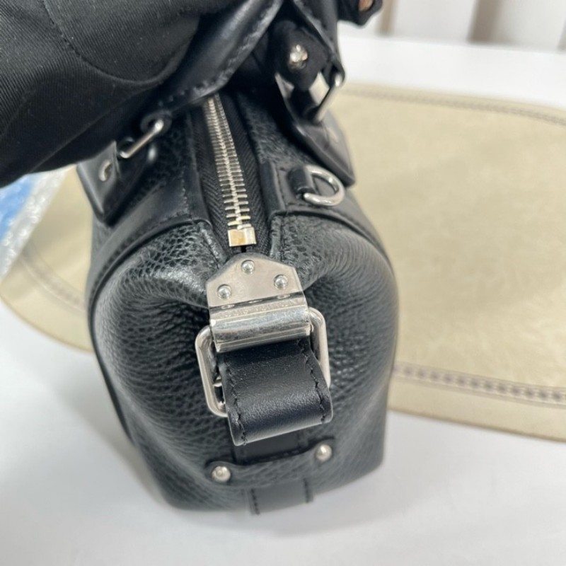 LV路易威登 晶片款 biker黑銀機車包 很適合日常輕便攜帶 融合了柔韌性與優雅風格-24