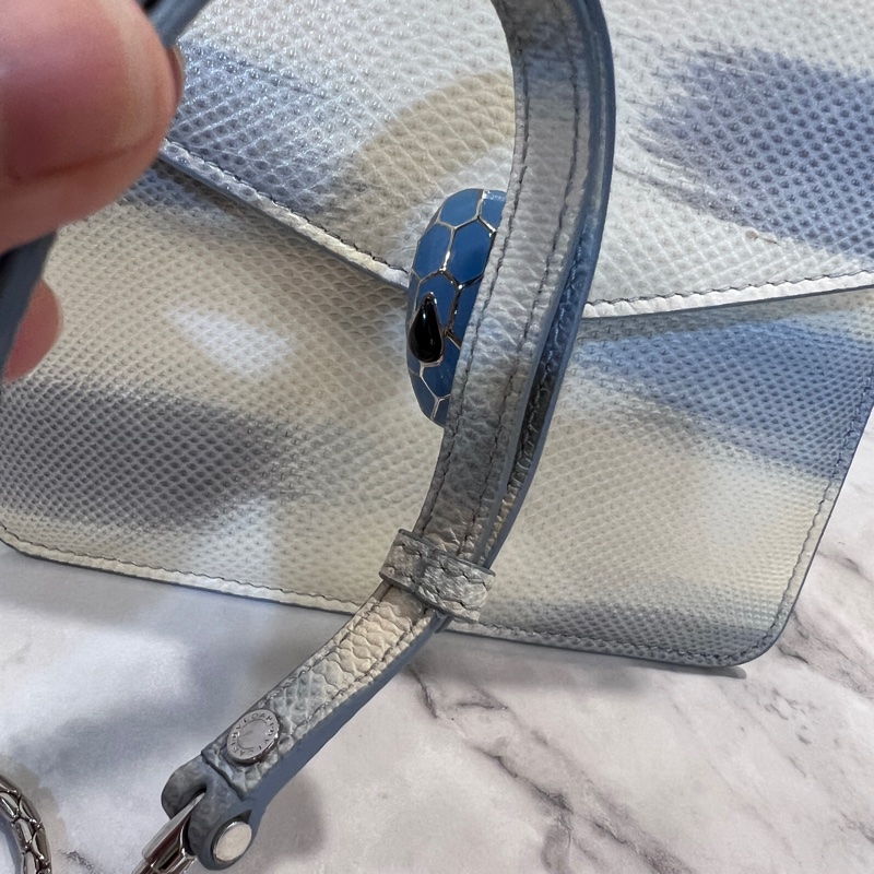 Bvlgari 白藍漸層水蛇皮水藍琺瑯蛇頭下蓋手提肩背包-18