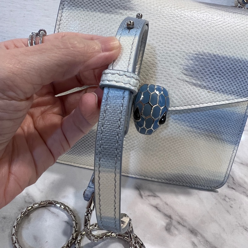 Bvlgari 白藍漸層水蛇皮水藍琺瑯蛇頭下蓋手提肩背包-20