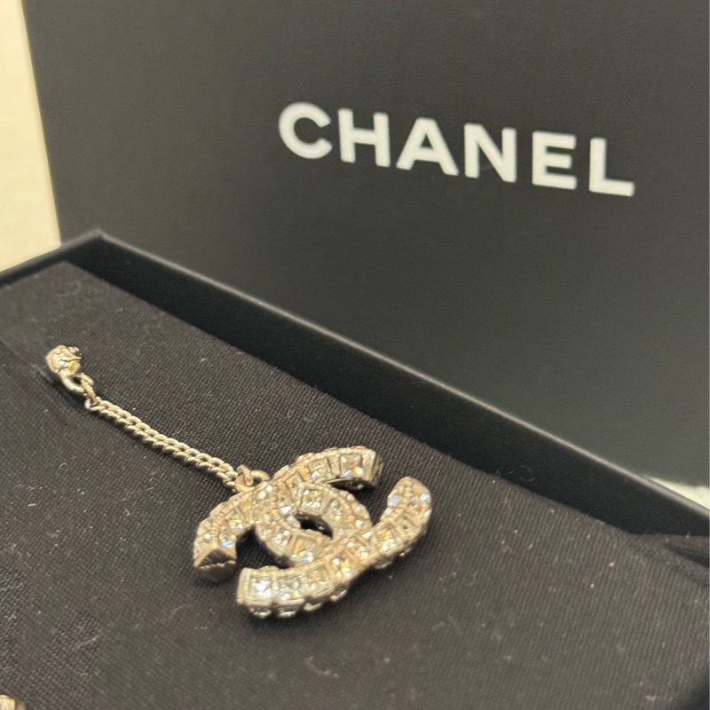 Chanel 雙C垂吊水鑽款耳針-2