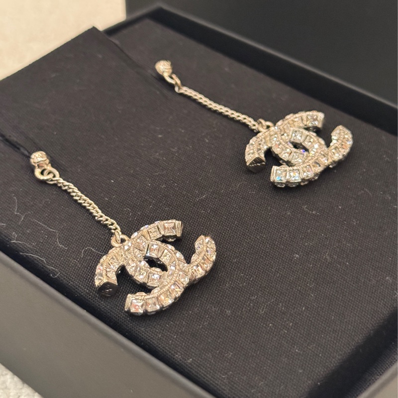 Chanel 雙C垂吊水鑽款耳針-3