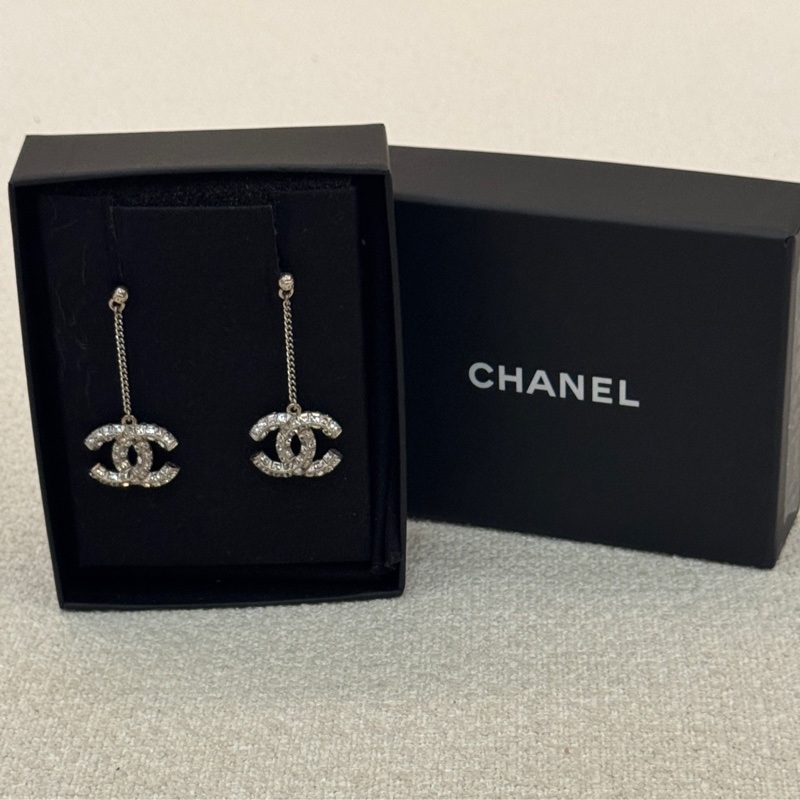 Chanel 雙C垂吊水鑽款耳針-7