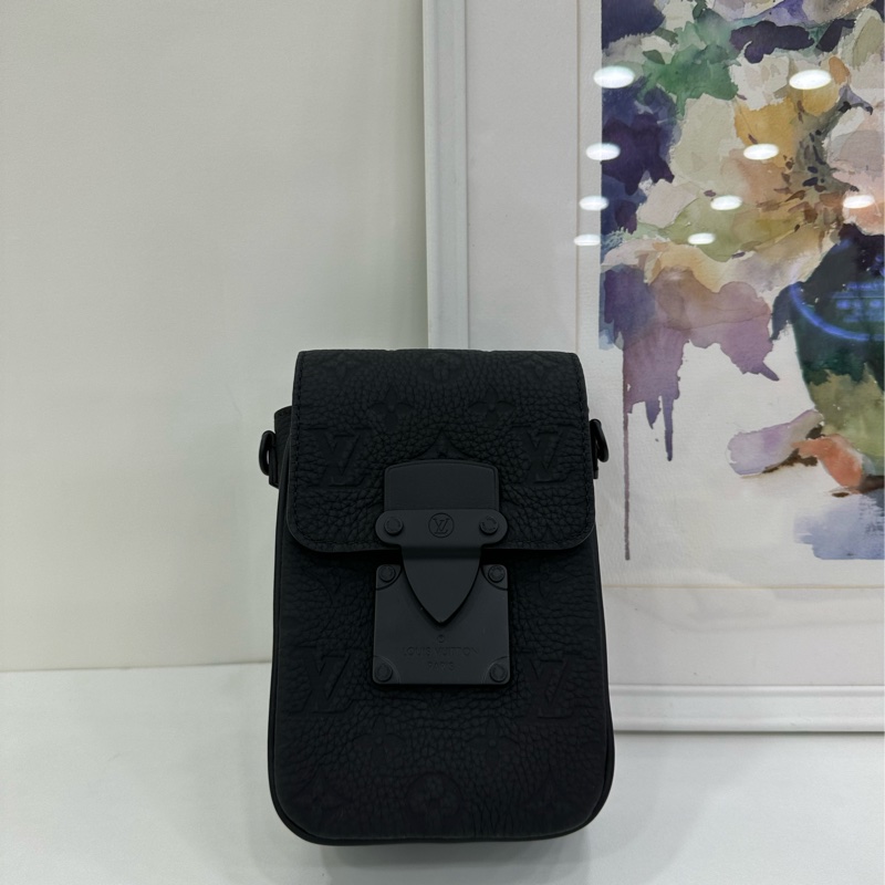 LV 路易威登 s-lock vertical 磁吸扣 手機包 全皮 黑花 晶片-1