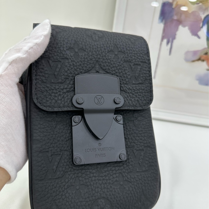 LV 路易威登 s-lock vertical 磁吸扣 手機包 全皮 黑花 晶片-7