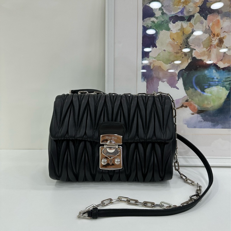 Miumiu繆繆黑色褶皺鏈條包,經典褶皺設計,搭配銀色鏈條肩帶,可單肩斜挎兩用。尺寸22x16x8cm-1