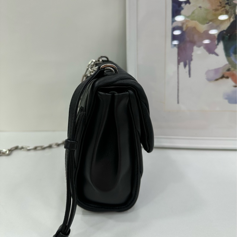 Miumiu繆繆黑色褶皺鏈條包,經典褶皺設計,搭配銀色鏈條肩帶,可單肩斜挎兩用。尺寸22x16x8cm-2