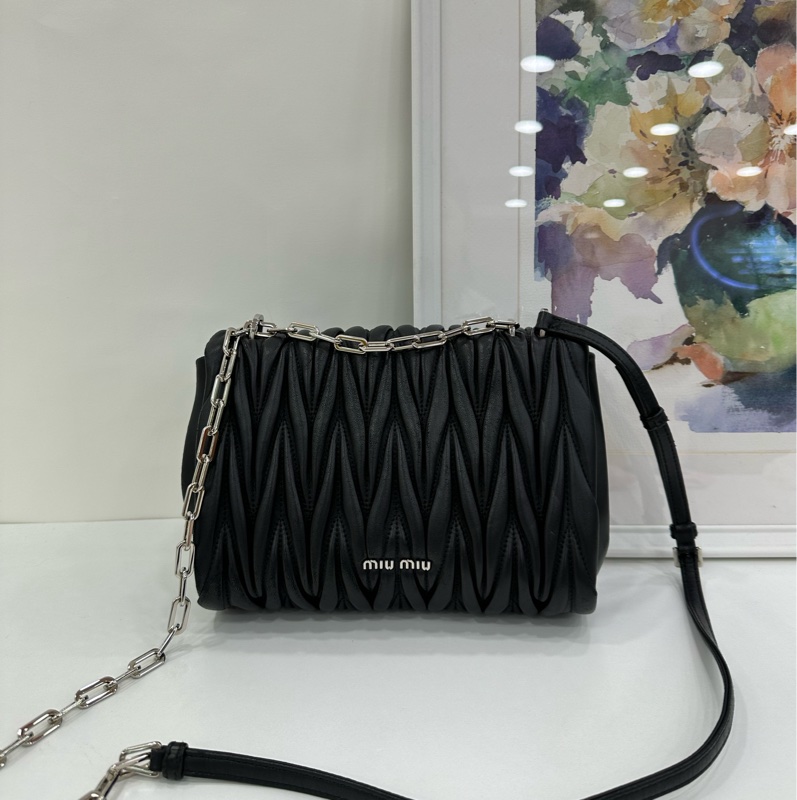 Miumiu繆繆黑色褶皺鏈條包,經典褶皺設計,搭配銀色鏈條肩帶,可單肩斜挎兩用。尺寸22x16x8cm-3