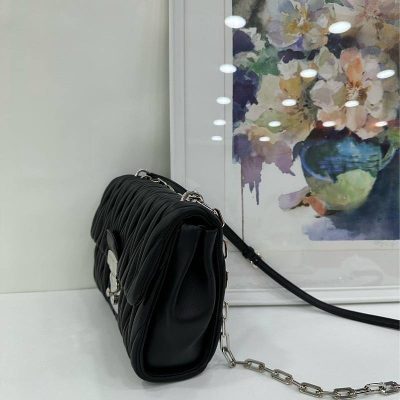 Miumiu繆繆黑色褶皺鏈條包,經典褶皺設計,搭配銀色鏈條肩帶,可單肩斜挎兩用。尺寸22x16x8cm-4