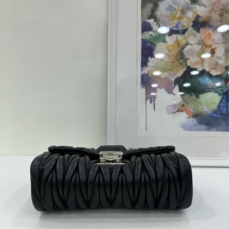 Miumiu繆繆黑色褶皺鏈條包,經典褶皺設計,搭配銀色鏈條肩帶,可單肩斜挎兩用。尺寸22x16x8cm-5