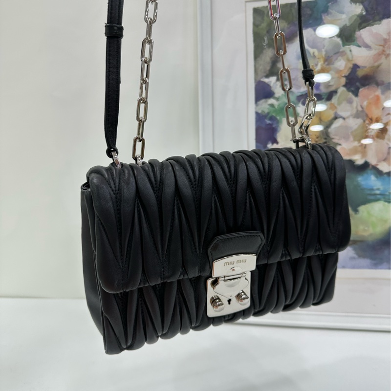 Miumiu繆繆黑色褶皺鏈條包,經典褶皺設計,搭配銀色鏈條肩帶,可單肩斜挎兩用。尺寸22x16x8cm-6