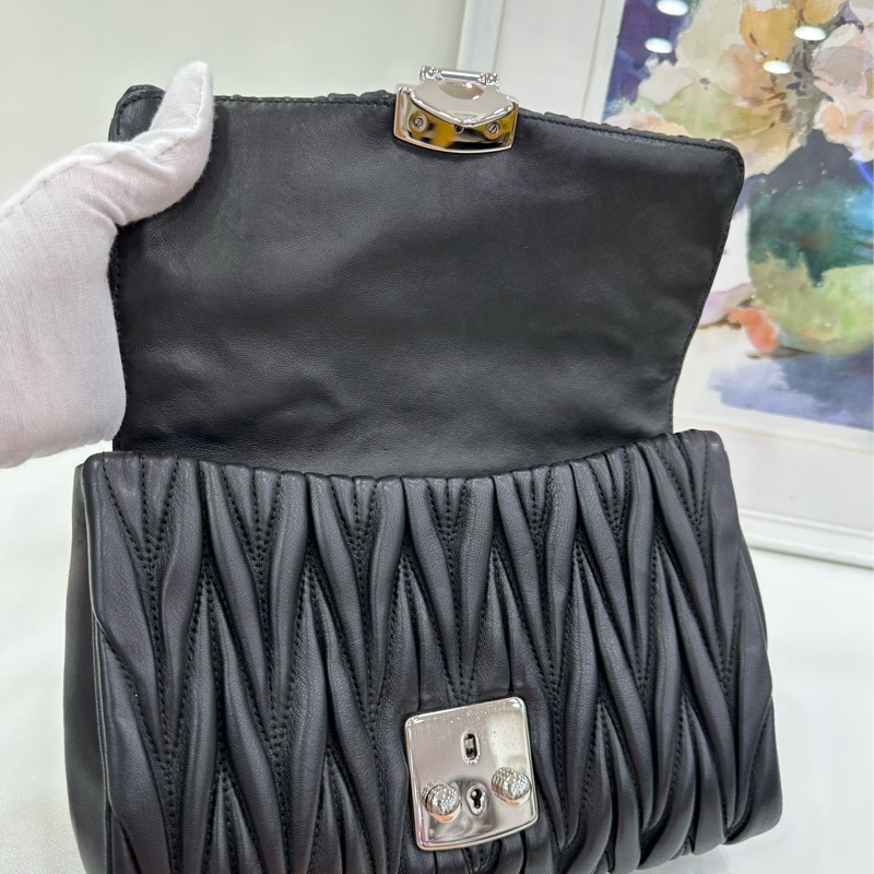 Miumiu繆繆黑色褶皺鏈條包,經典褶皺設計,搭配銀色鏈條肩帶,可單肩斜挎兩用。尺寸22x16x8cm-7