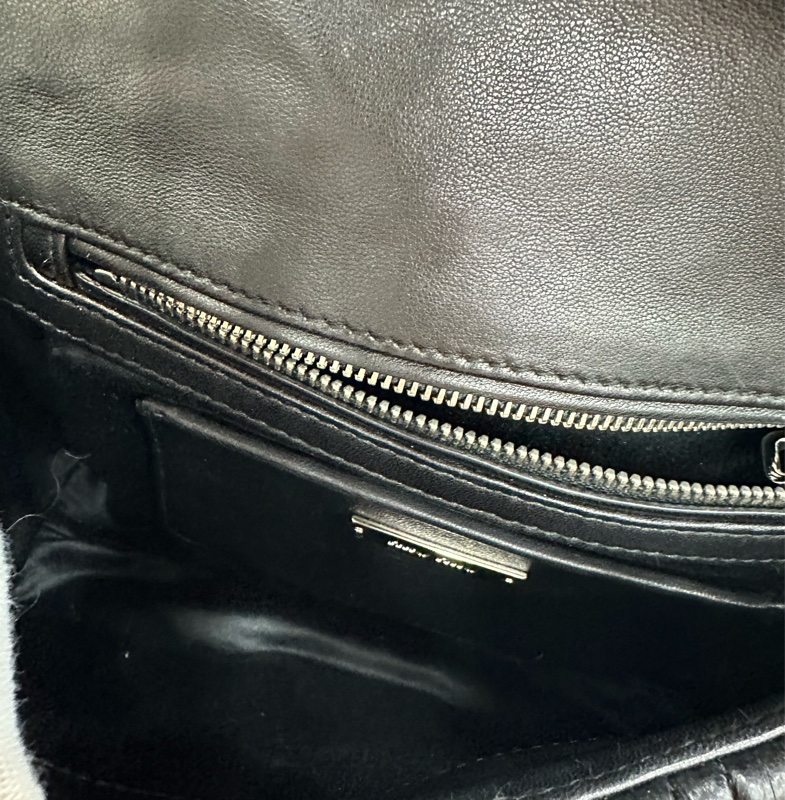 Miumiu繆繆黑色褶皺鏈條包,經典褶皺設計,搭配銀色鏈條肩帶,可單肩斜挎兩用。尺寸22x16x8cm-8