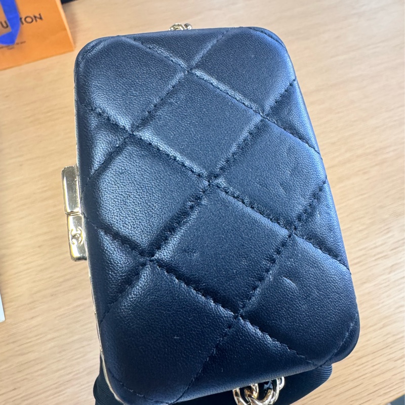 Chanel  香奈兒22S mini水桶包黑金二合一mini水桶、卡包-9