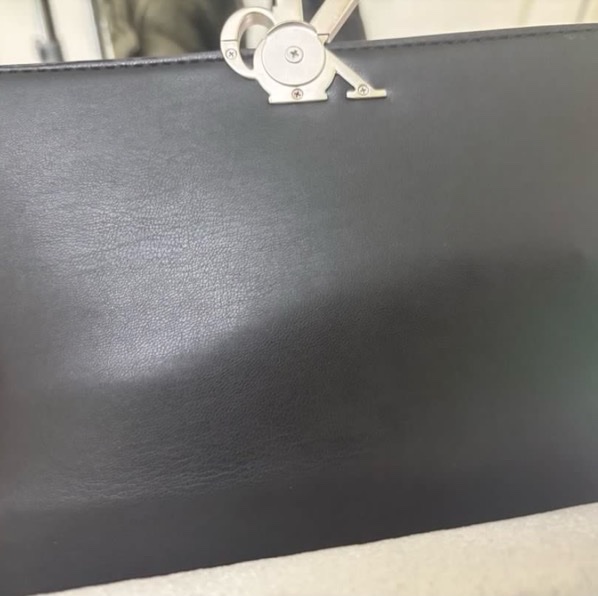 Calvin Klein CK 黑色翻蓋側背包-1