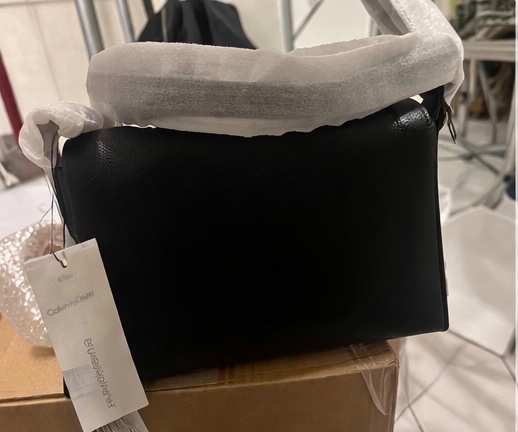 Calvin Klein CK 黑色翻蓋側背包-3