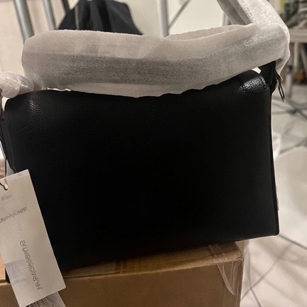 Calvin Klein CK 黑色翻蓋側背包-6