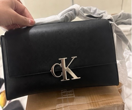 Calvin Klein CK 黑色翻蓋側背包-7