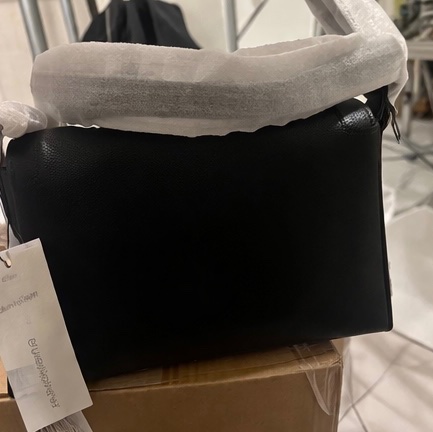 Calvin Klein CK 黑色翻蓋側背包-8