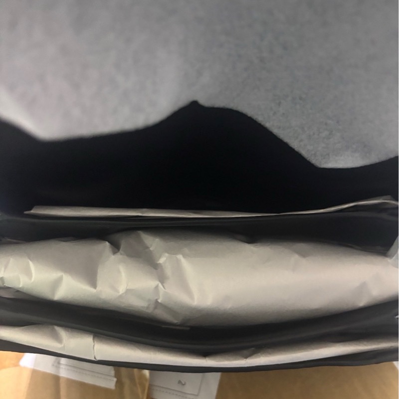 Calvin Klein CK 黑色翻蓋側背包-9