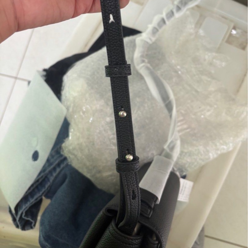 Calvin Klein CK 黑色翻蓋側背包-11