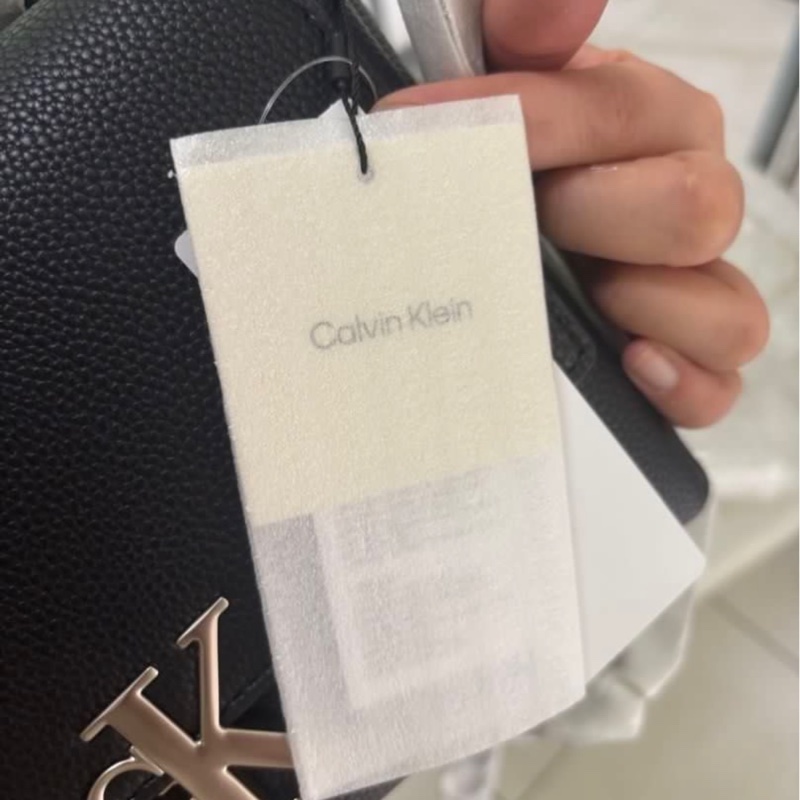 Calvin Klein CK 黑色翻蓋側背包-13