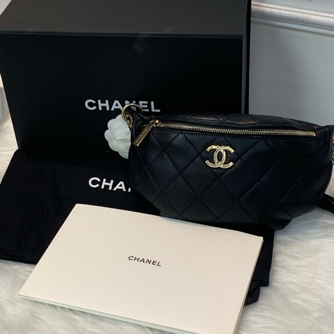 罕有風靡全球Chanel黑色小羊皮腰包