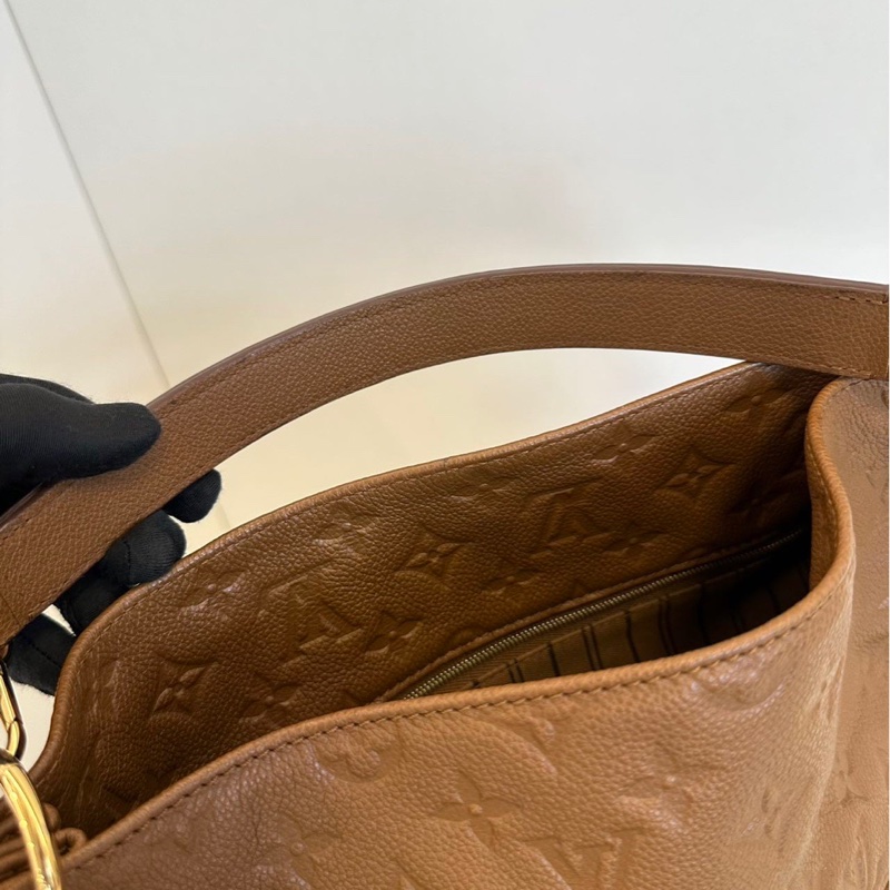 LV全皮壓花Métis Hobo肩背斜背包-5