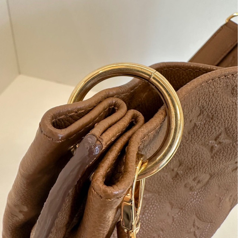 LV全皮壓花Métis Hobo肩背斜背包-6