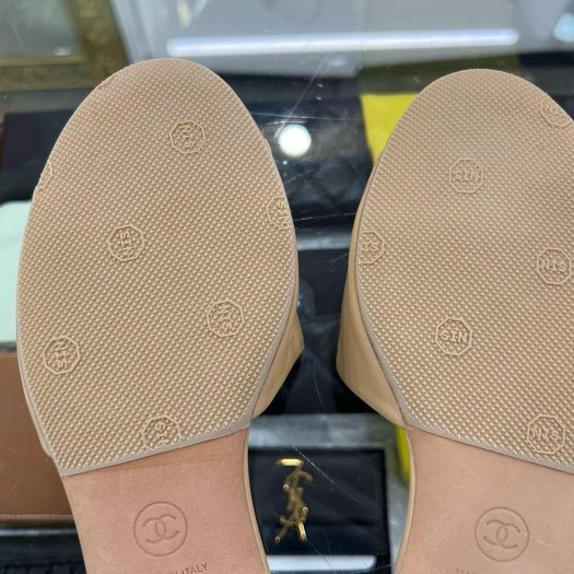 東區正精品㊣CHANEL G38360 全新香奈兒駝色全皮珍珠雙C鞋拖鞋 36.5號 RZ6301-7