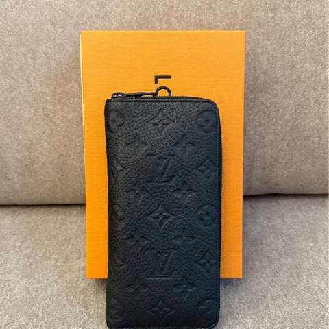 LV黑壓紋拉鍊長夾