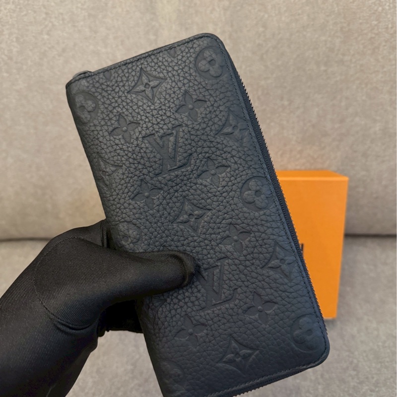 LV黑壓紋拉鍊長夾-1