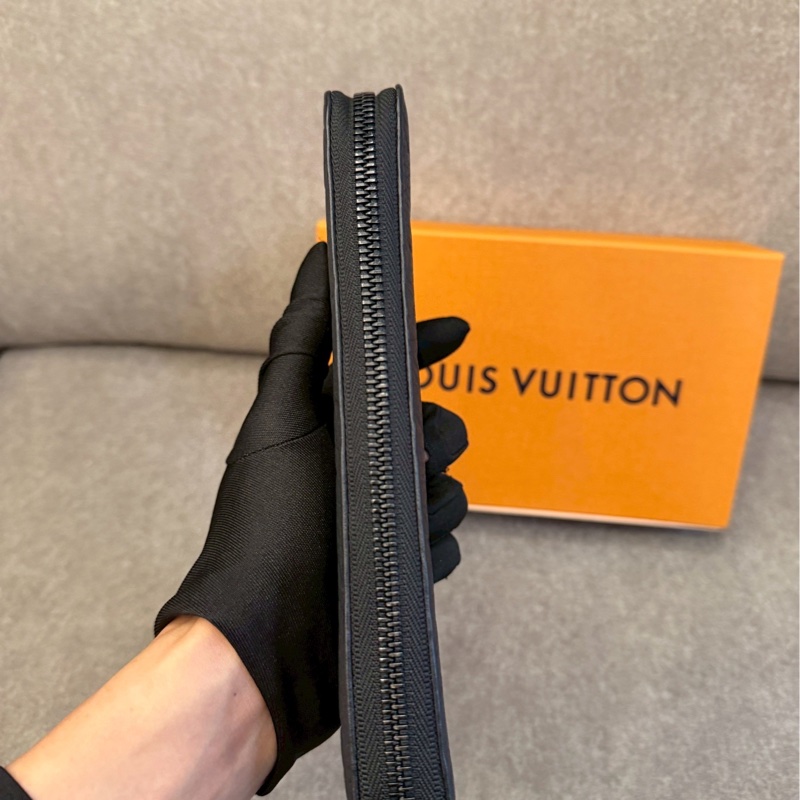 LV黑壓紋拉鍊長夾-3