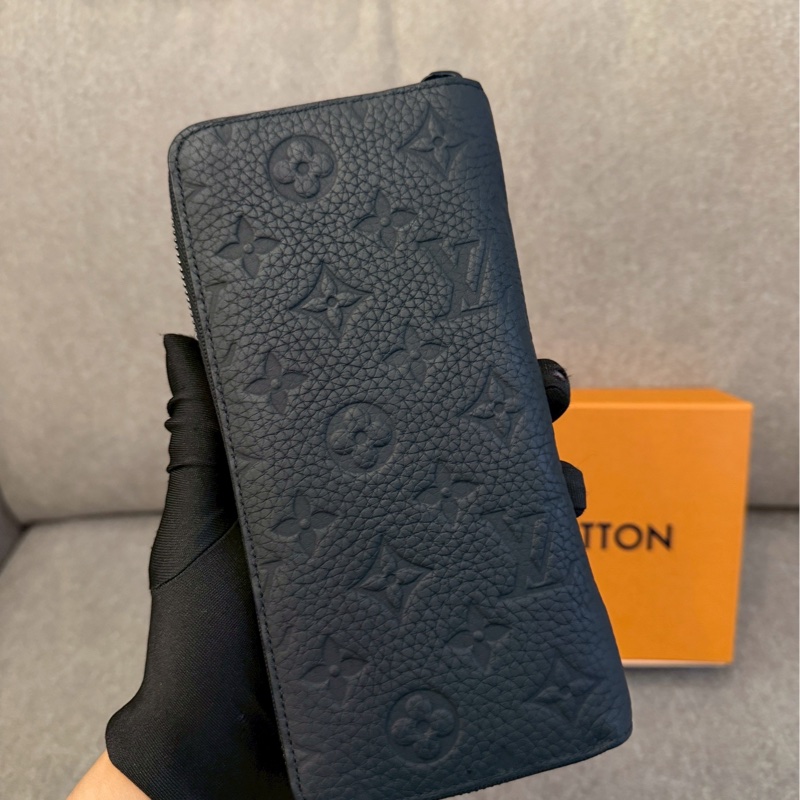 LV黑壓紋拉鍊長夾-4