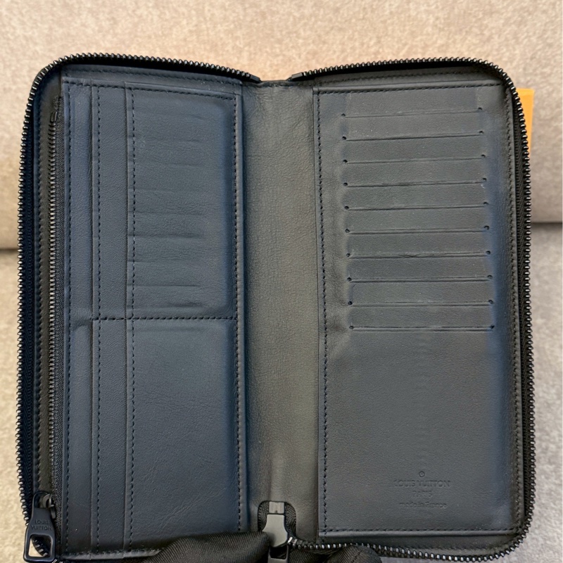 LV黑壓紋拉鍊長夾-5