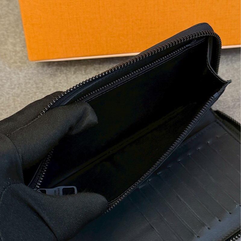 LV黑壓紋拉鍊長夾-6