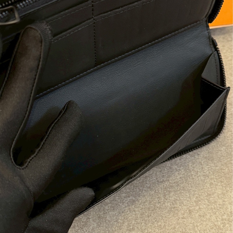 LV黑壓紋拉鍊長夾-7