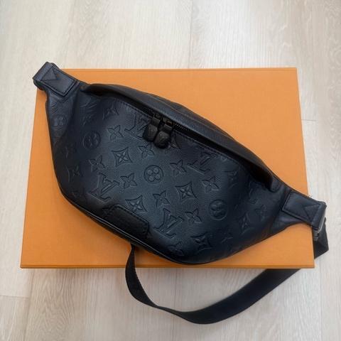 Louis Vuitton Discovery PM 壓紋款腰包 M46036