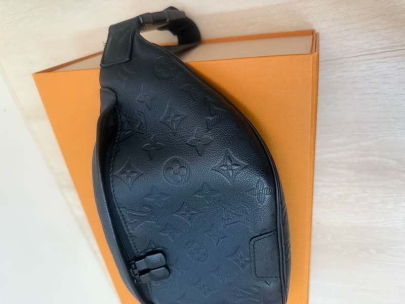 Louis Vuitton Discovery PM 壓紋款腰包 M46036-3